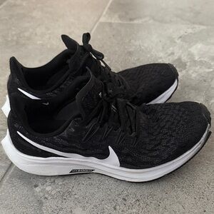 Women’s Size 7 Nike Pegasus Black and White Sneakers